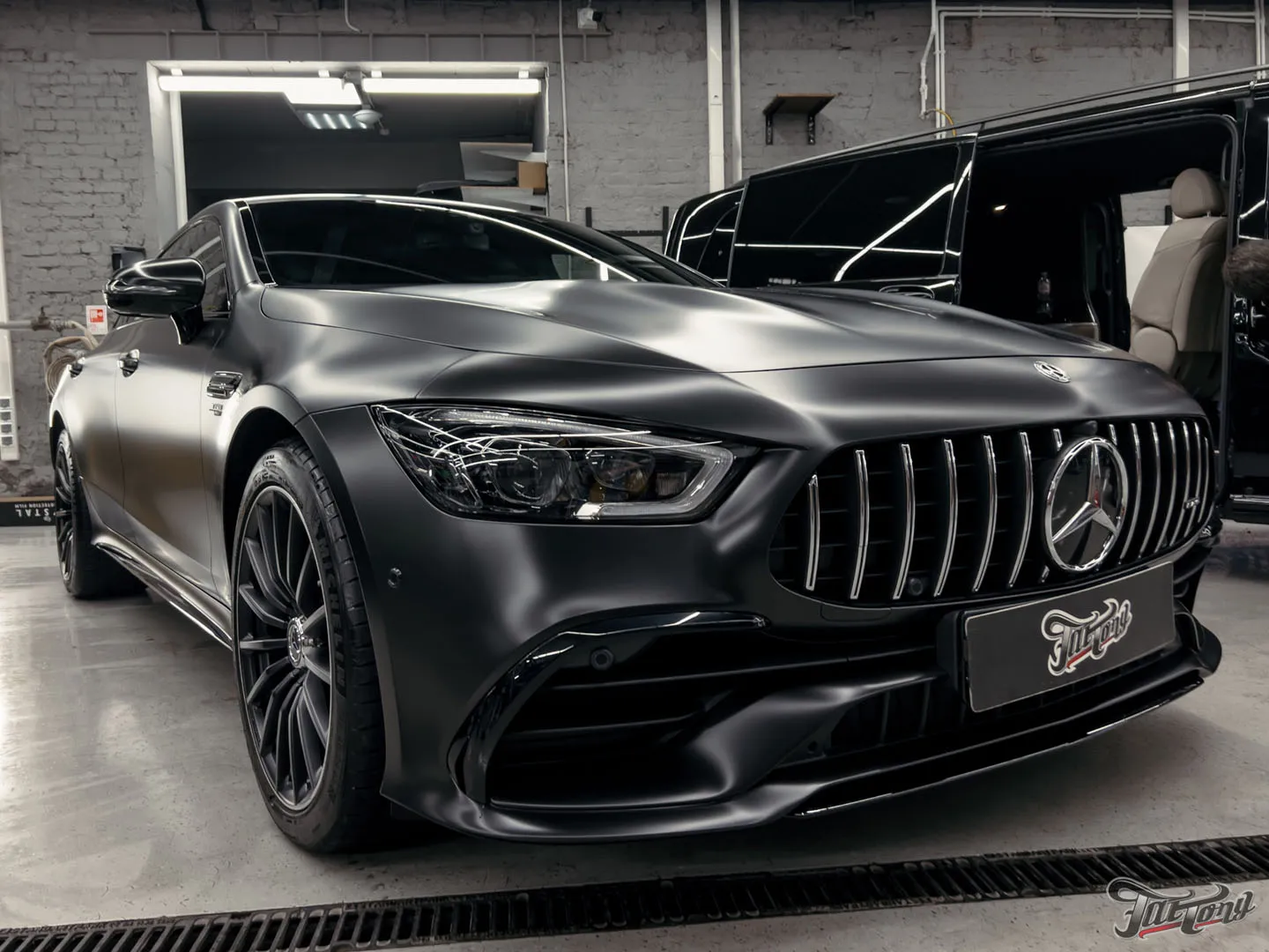 Оклеили Mercedes AMG GT 43 в черный сатин